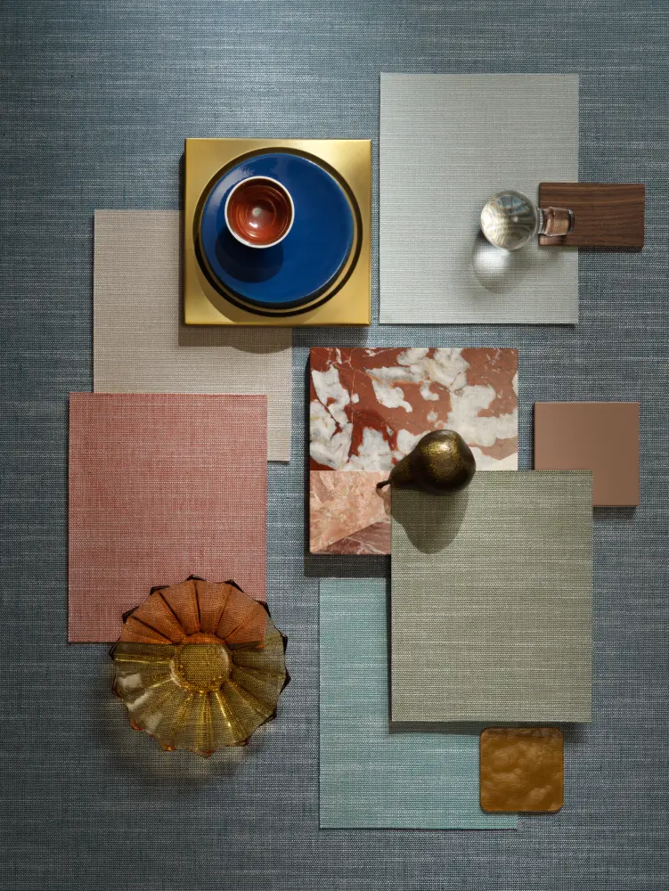 Vescom Nivelis textile wallcovering with a two-tonal woven horizontal structure and subtle melange effect, shown with layered material samples and design objects in a styled flat lay composition.