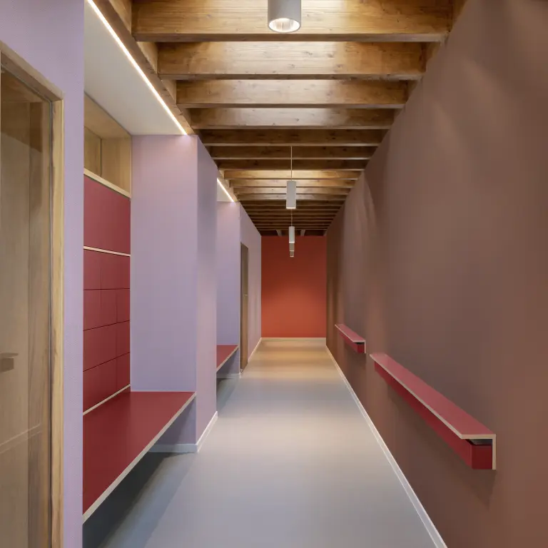 Vescom Colour Choice vinyl wallcovering in an educational interior with coloured walls and bright atmosphere