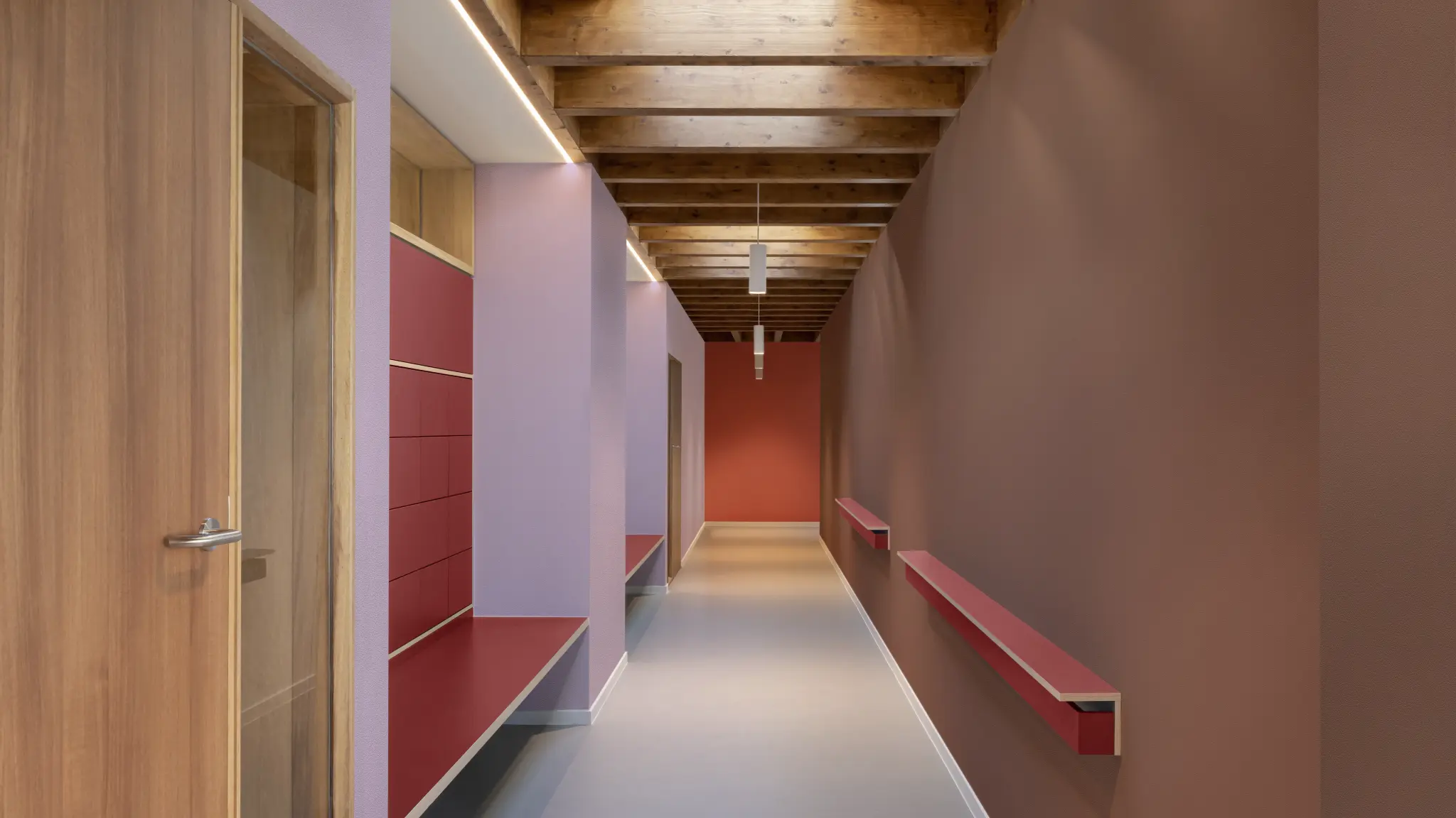 Vescom Colour Choice vinyl wallcovering in an educational interior with coloured walls and bright atmosphere